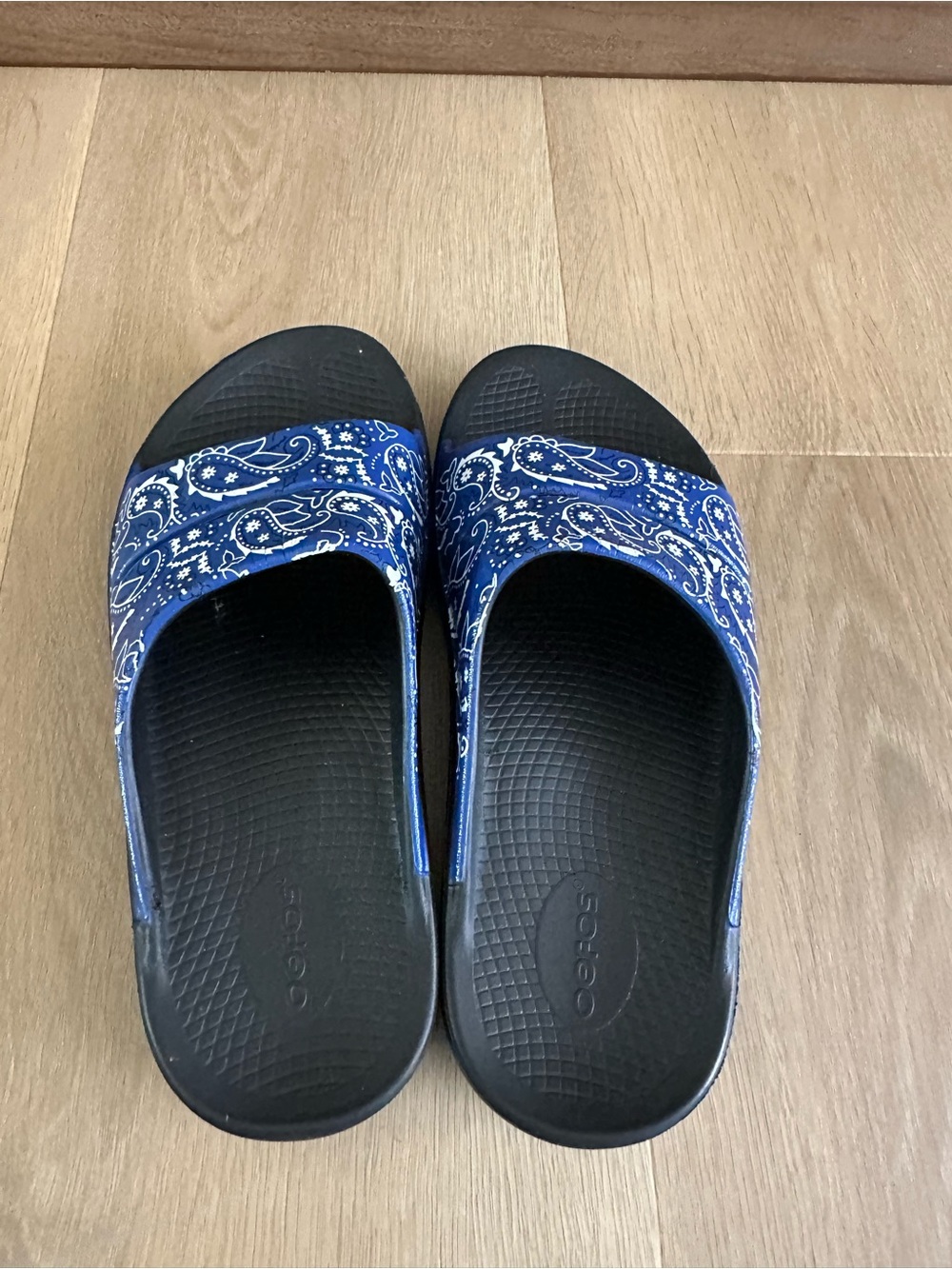 Oofos Ooahh Limited Edition Slide Sandals Blue Bandana PRISTINE size 11 - Picture 3 of 6